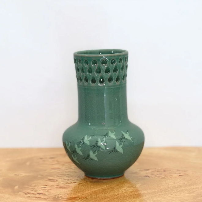 Green Vase - Lattice Border